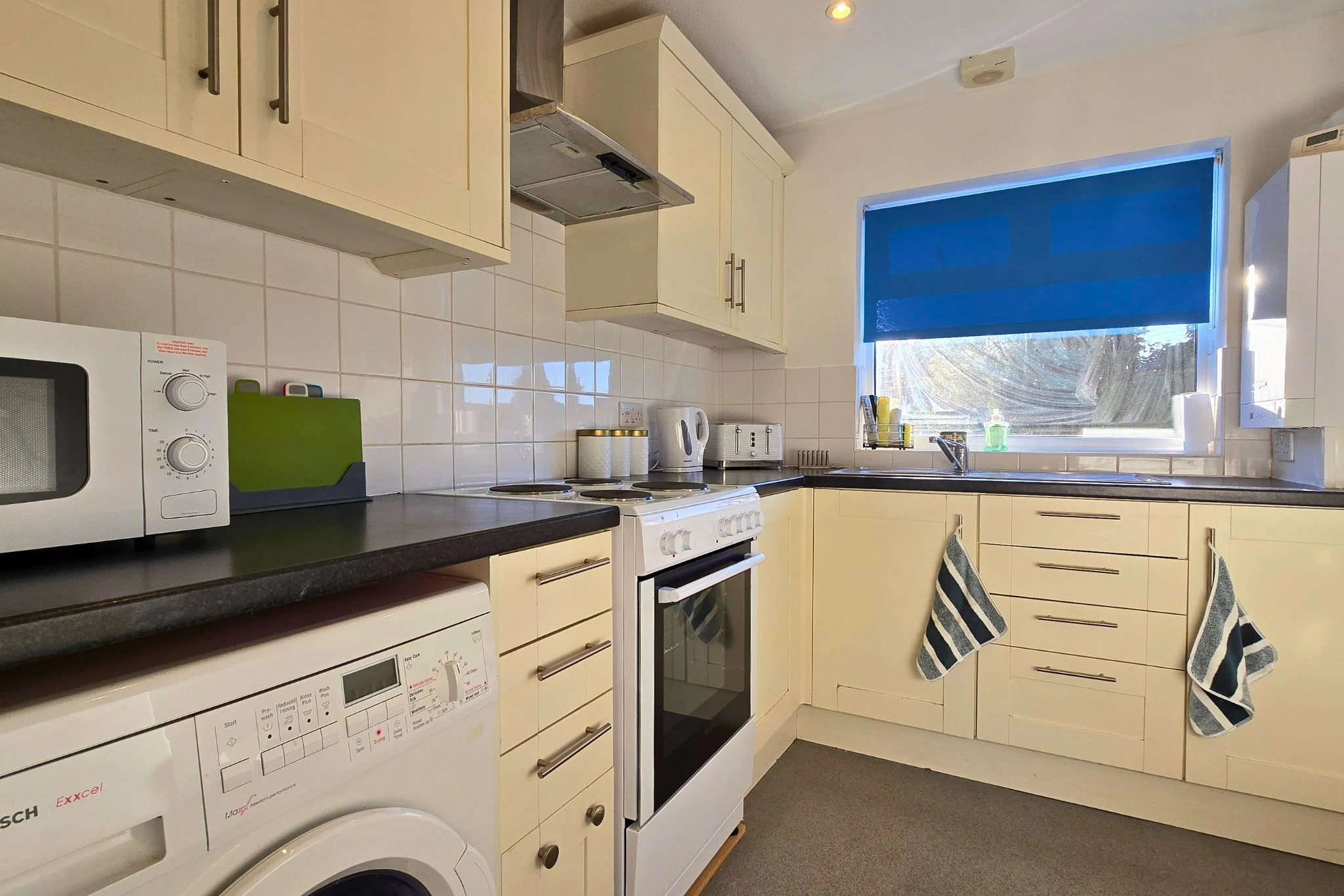 Fully equipped kitchen with oven, hob and washing machine